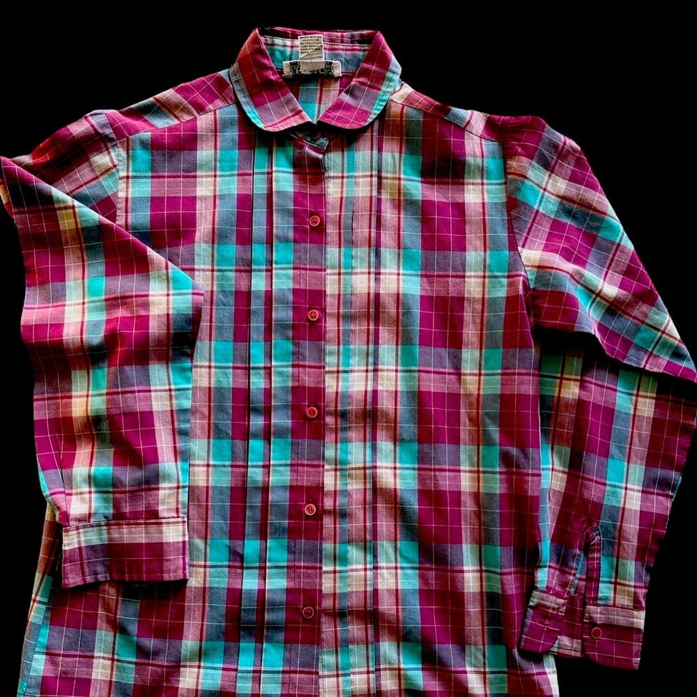 80s purple/teal plaid button up with round collar.
Bust: up to 38’
By: Messages